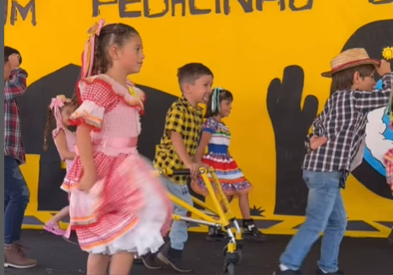 O Enzo, de 6 anos, com paralisia cerebral, dança e brinca com os coleguinhas na apresentação da festa junina na escola, em Brasília -Foto: @souenzoamorim
