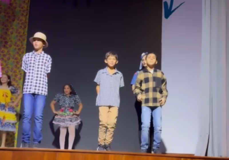 Davi, morador de Jaboatão dos Guararapes (PE), se diverte no palco. O aluno com deficiência visual dança, canta e se diverte na apresentação junina da escola. - Foto: @redepedagógica