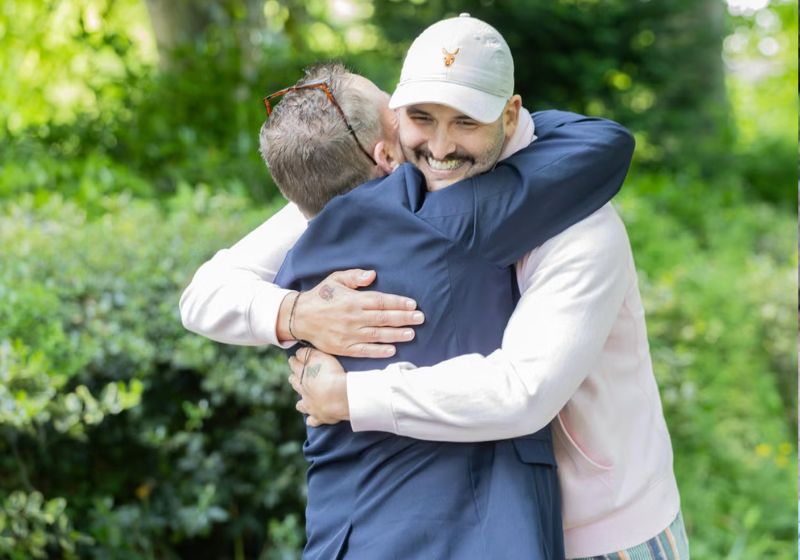Luke, o paciente curado do linfoma de Hodgkin, um tipo de câncer, saiu da Austrália e percorreu 16 mil km até o Reino Unido para mostrar sua gratidão ao Alastair, que doou células-tronco e salvou a vida dele. - Foto: Caters Photographic