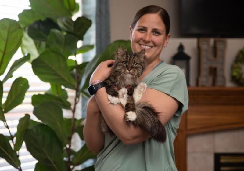 A piloto Chelsea Tugaw resgatou a gatinha idosa órfã após a queda do alto de um cânion e depois a adotou. – Foto: SWNS