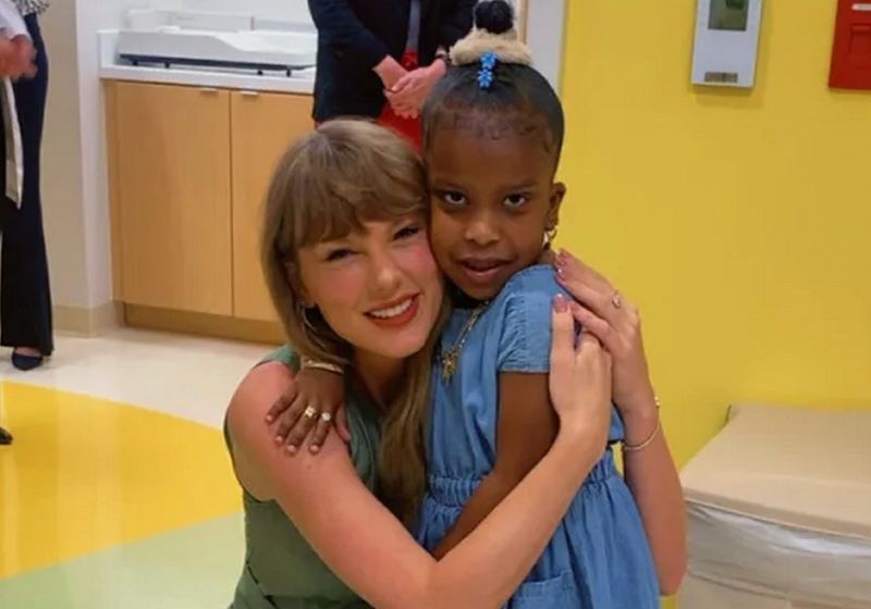 Majestade com a nova amiga Taylor Swift. Depois da visita ao hospital, fãs da cantora fizeram doações para três crianças em tratamento. – Foto: Shaneka Holloman, via GoFundMe