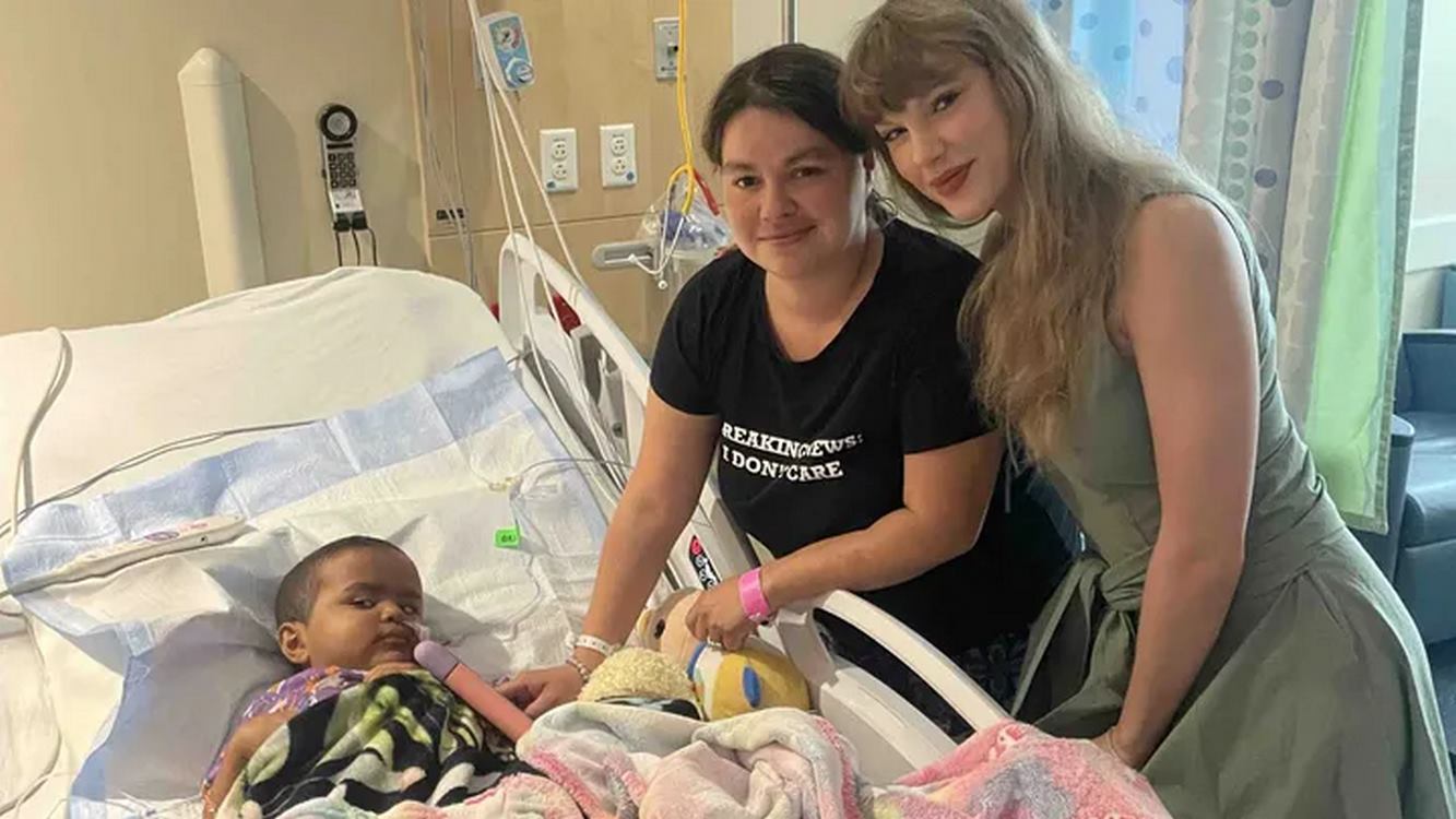 Swift visitando Aaliyah no Hospital Infantil Joe DiMaggio – Foto: Crystal Mortensen, via GoFundMe 