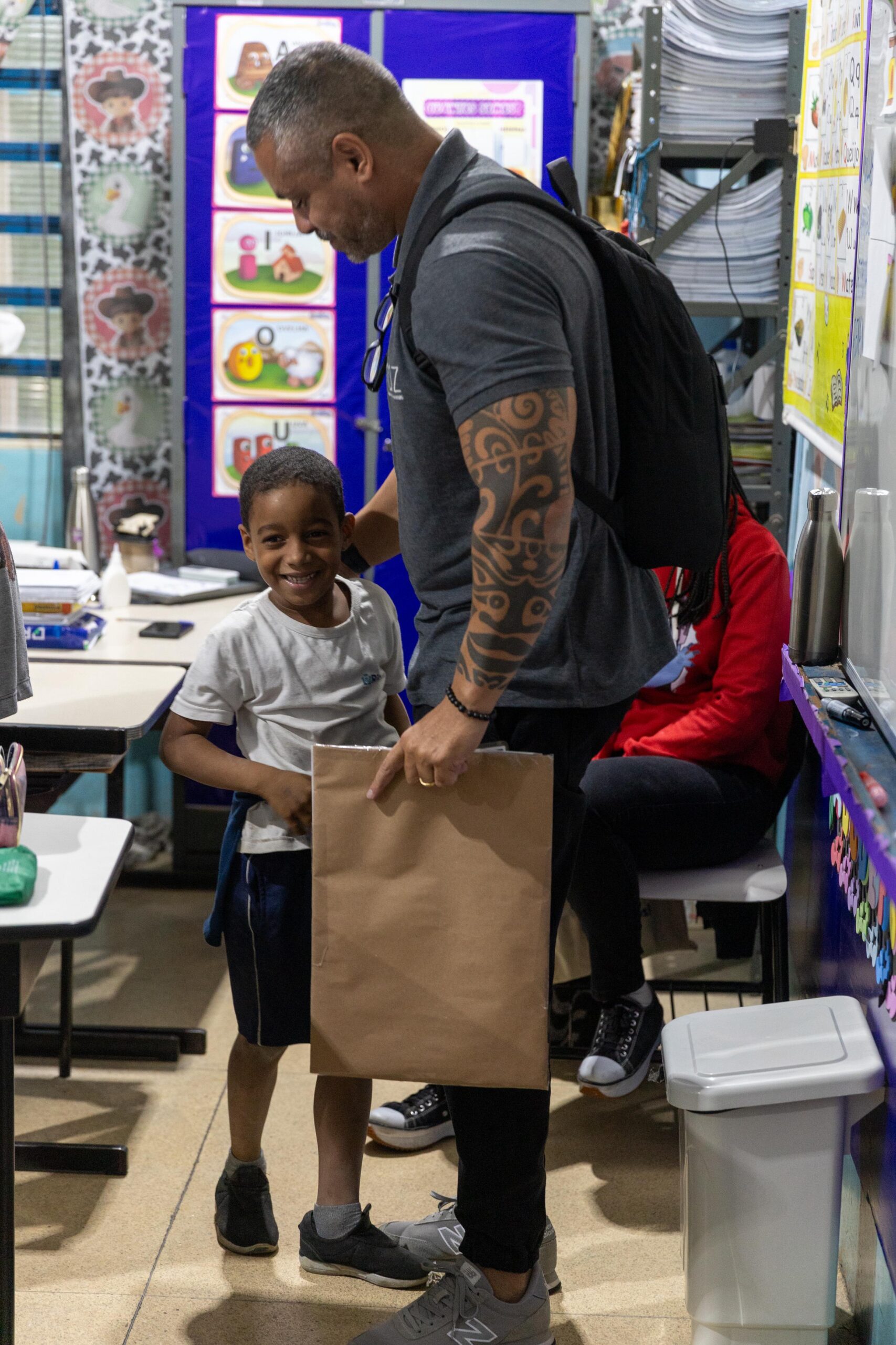 André Melo, da ONG Nóiz, com aluna da Cidade de Deus, no Rio - Foto: ONG Nóiz