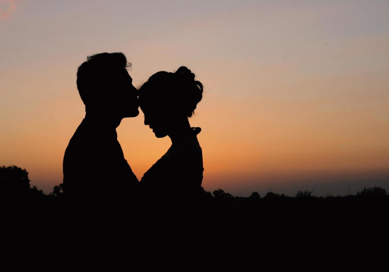 Veja porque o amor ajuda a ter vida mais longa e feliz, especialista explica O amor ajuda a ter uma vida mais longa e feliz porque age diretamente na saúde cardiovascular, na imunidade e no bem-estar emocional. - Foto: Roy Anditya Kusworo