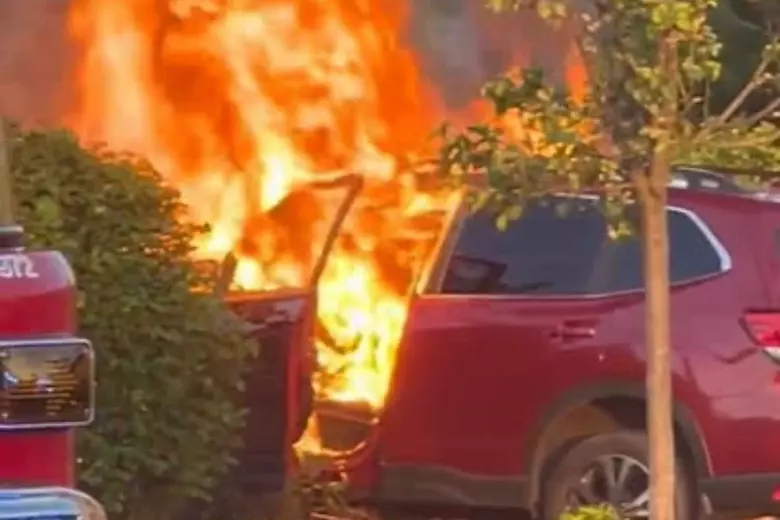 MInutos depois que Charles tirou o homem do carro, o veículo foi tomado pelas chamas. - Foto: Charles Parry