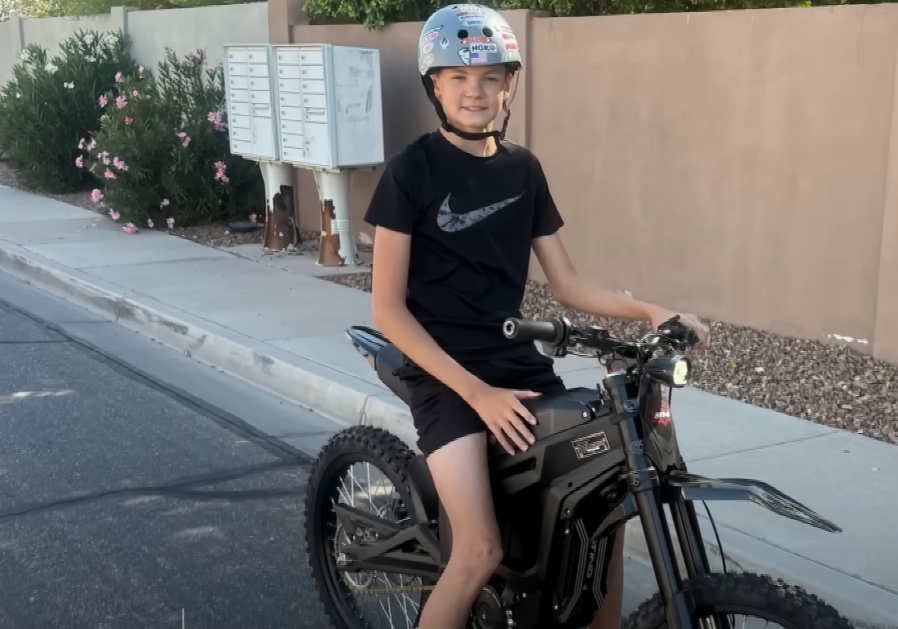 O garoto Cody, do Arizona (EUA), achou uma carteira na rua, devolveu e ganhou de presente a bicicleta elétrica que tanto sonhava. - Foto: Carrie Ann Strecker