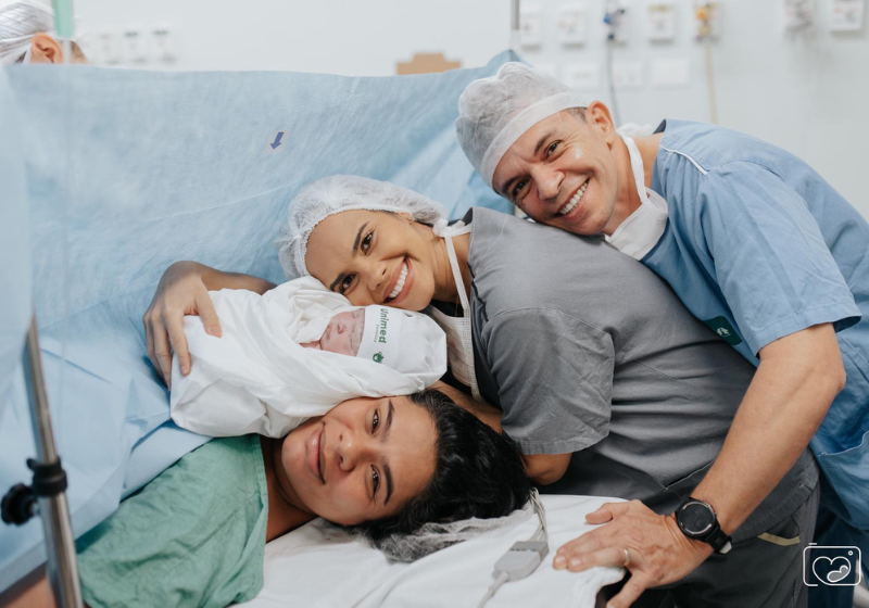 A brasileira Carol, do Ceará, engravidou logo depois da prima dela oferecer ser barriga solidária. Agora o casal tem dois bebês. - Foto: Arquivo pessoal