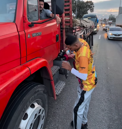 E de café em café, Christian Quirgo se tornou personagem da BR. - Foto; @rei_do_cafe021/Instagram
