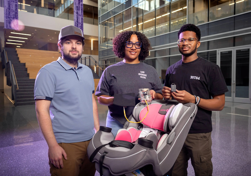 A cadeirinha inteligente inventada por estudantes dos EUA usa bluetooth para proteger crianças esquecidas em carros no calor do verão. - Foto: Eddy Perez/LSU