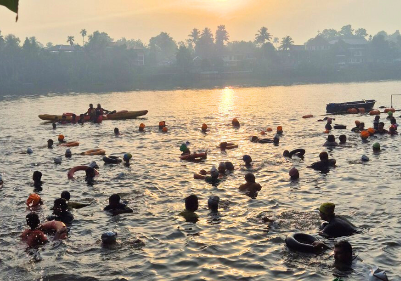 Depois que um barco cheio de estudantes virou no rio, este homem decidiu ensinar pessoas a nadar na Índia. Já ensinou mais de 10 mil gratuitamente. - Foto: The Better India