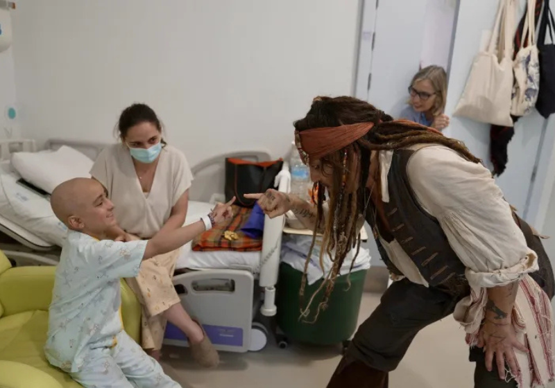 Vestido de Jack Sparrow, Johnny Depp visitou crianças internadas com câncer em hospital em Madrid, na Espanha. - Foto: Backgrid