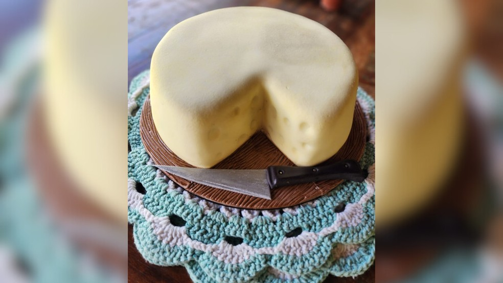 No aniversário dele ela fez um bolo temático. - Foto: Arquivo pessoal