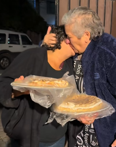 E as idosas chegaram na casa da amiga com várias guloseimas. - Foto: @gaaaaby16/TikTok