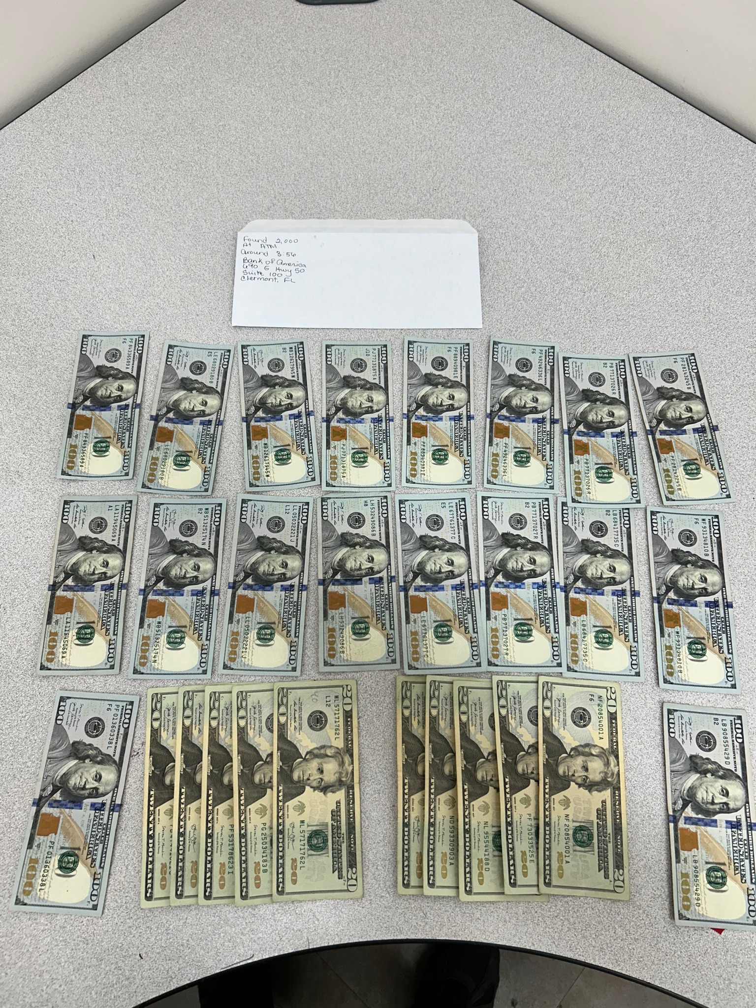 Os dólares foram entregues para a polícia, que devolveu para o dono. - Foto: Gabinete do Xerife do Condadeo de County Lake