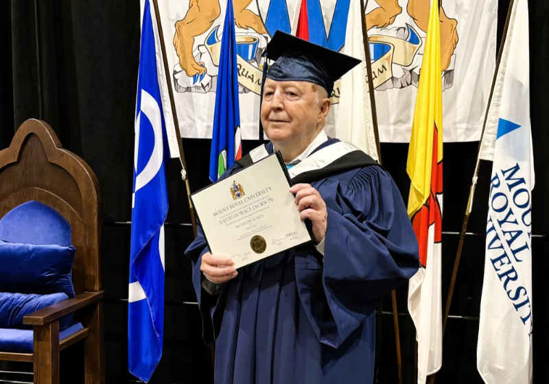 Aos 76 anos, o idoso David, do Canadá, terminou a faculdade e já se matriculou em um outro curso. - Foto: CTV News