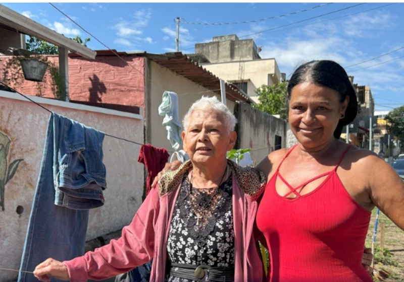 A idosa Francisca Teixeira, de Belo Horizonte (MG), mantém a tradição do varal solidário para ajudar pessoas carentes nesse frio. Quem tem doa, quem precisa pega. - Foto: Naice Dias/Itatiaia