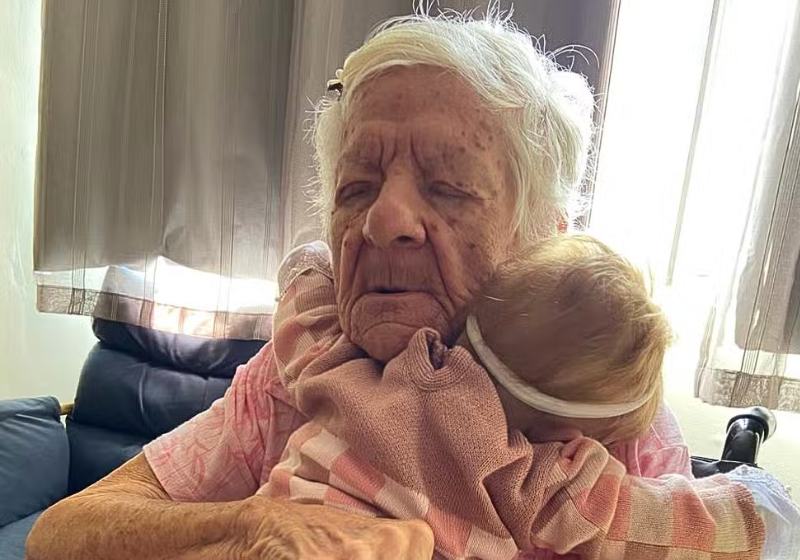 A dona Maria Alice, um idosa com Alzheimer, de Aracaju, reagiu muito bem à terapia com o bebê reborn, que é a cara dela quando criança. - Foto: Arquivo pessoal