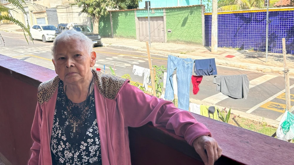 A idosa já ficou conhecida no bairro pela boa ação. - Foto: Naice Dias/Itatiaia