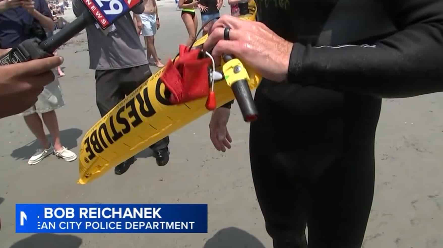 As boias são jogadas pelos drones e salvam a vida dos turistas em perigo. - Foto: Fox 29