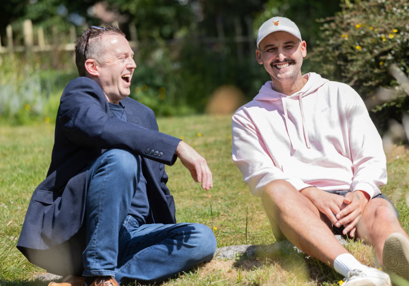 Luke (dir), viajou da Austrália até a Inglaterra para agradecer ao Alastair pela doação- Foto: Caters Photographic