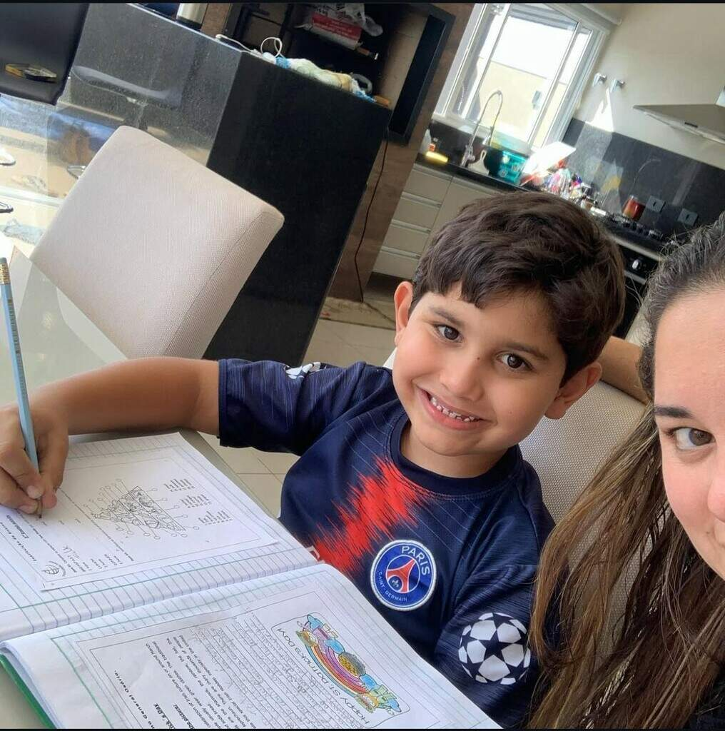 Daniele contou que sempre estudou do lado do filho. É um hábito que ela herdou da mãe. - Foto: Arquivo pessoal