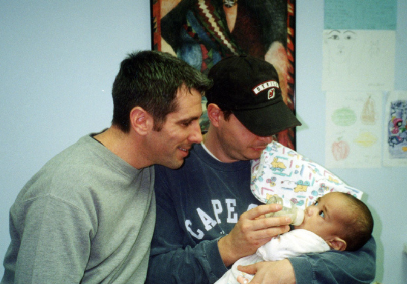 O casal, de Nova Iorque, encontrou o bebê no metrô e acabou adotando a criança. Hoje Kevin é um homem feito e promissor.. - Foto: Arquivo pessoal
