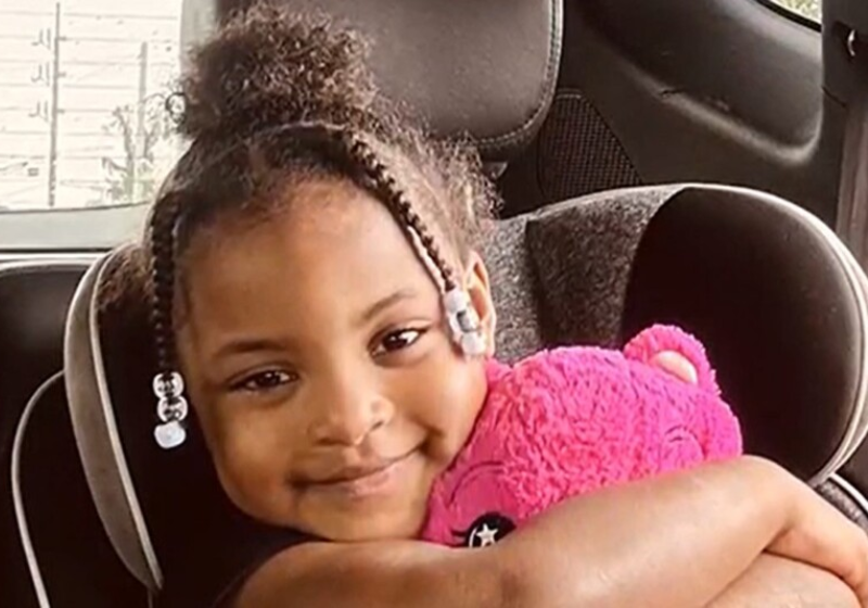 Kyndal, a menina de apenas 4 anos, age rápido e salva a professora, que teve uma convulsão e desmaiou na creche, nos Estados Unidos. - Foto: arquivo pessoal