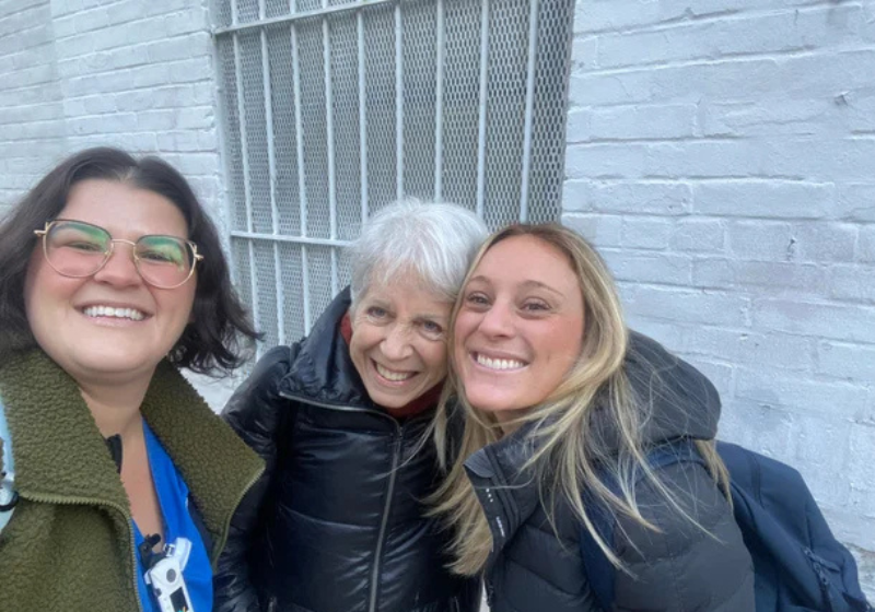 As enfermeiras Sabrina e Gianna fizeram RCP para salvar a advogada idosa, que infartou no meio da rua, nos EUA. - Foto: Arquivo pessoal