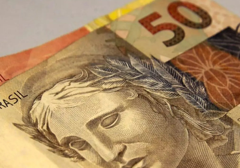 Homem encontra R$ 1 mil na rua, procura no Facebook, acha dona e devolve o dinheiro Depois de achar R$ 1 mil na rua, o homem foi para casa, procurou a dona no Facebook e entregou o dinheiro. - Foto: Marcello Casal Jr/Agência Brasil