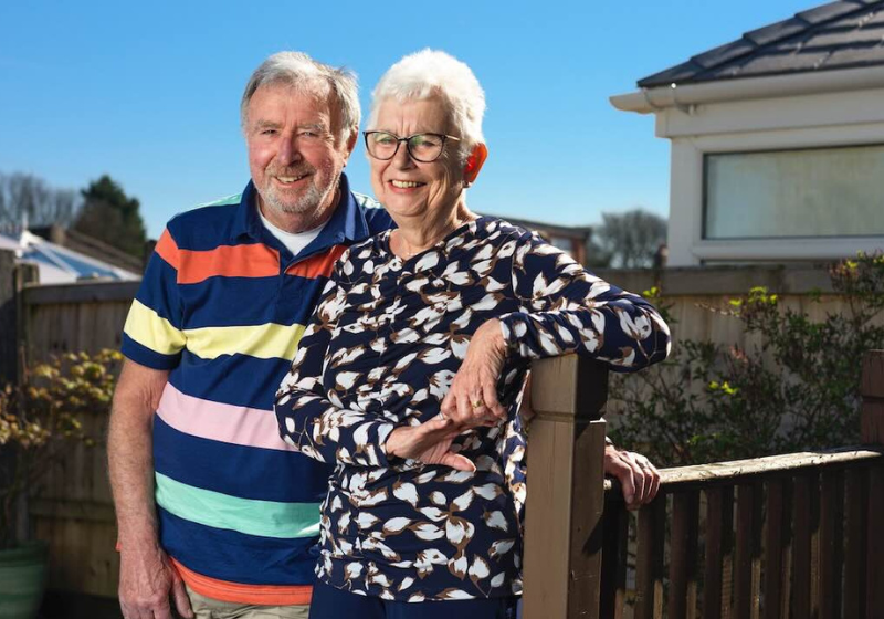 Seis anos após o diagnóstico de câncer grave no pulmão, esse idoso do Reino Unido está livre da doença graças a um tratamento de imunoterapia. - Foto: Phil Tragen
