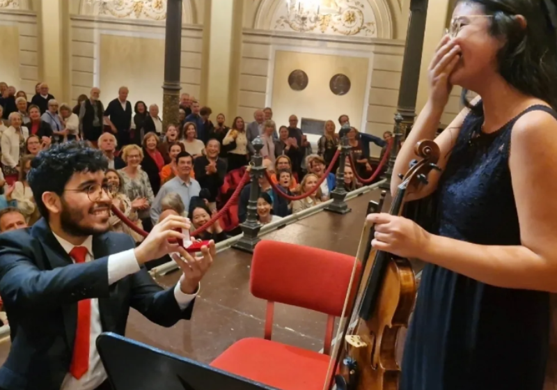 João, um músico da Bahia, pediu a namorada Bruna em casamento no palco, durante um concerto da turnê na Europa - Foto: @joaoazevedo23/Instagram