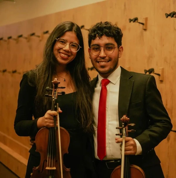 O casal de pombinhos noivou em um dos teatros mais incríveis do mundo. - Foto: Reprodução/Redes Sociais