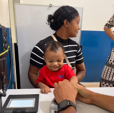 O garotinho se divertiu muito com o barulinho da máquina. - Foto: @r.alves_contabilidade/Instagram