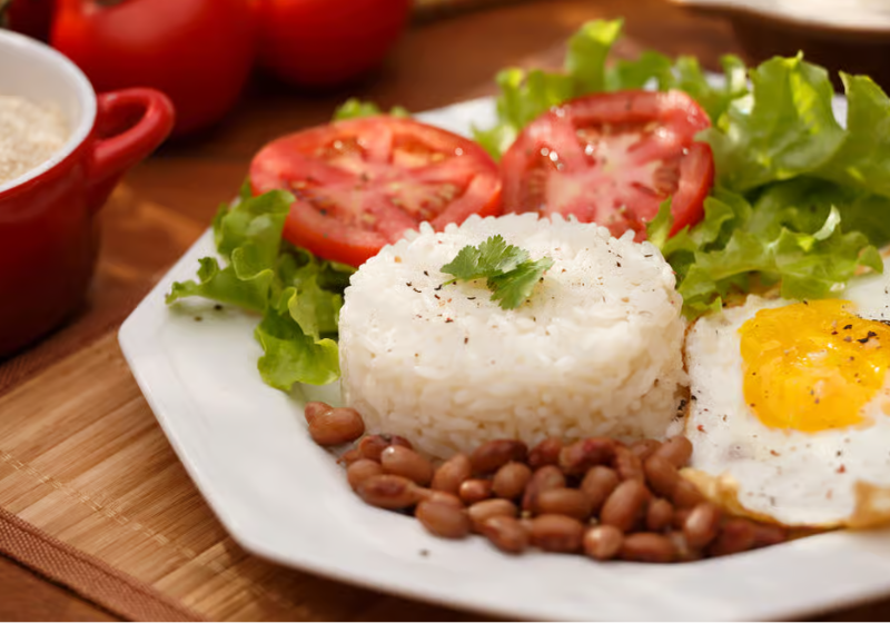 O arroz com feijão brasileiro é reconhecido pela FAO como um dos pratos mais saudáveis do mundo. Combinação nutricional poderosa. - Foto: Diogoppr/Depositphotos