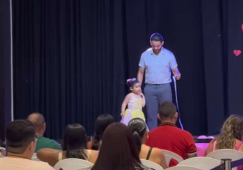 Iago, o pai, incentiva a filha Louise, que não queria participar da apresentação na escola. Ele sobe no palco, pega uma fita e começa a dançar junto com ela, no interior do Ceará. - Foto: @larimiranda