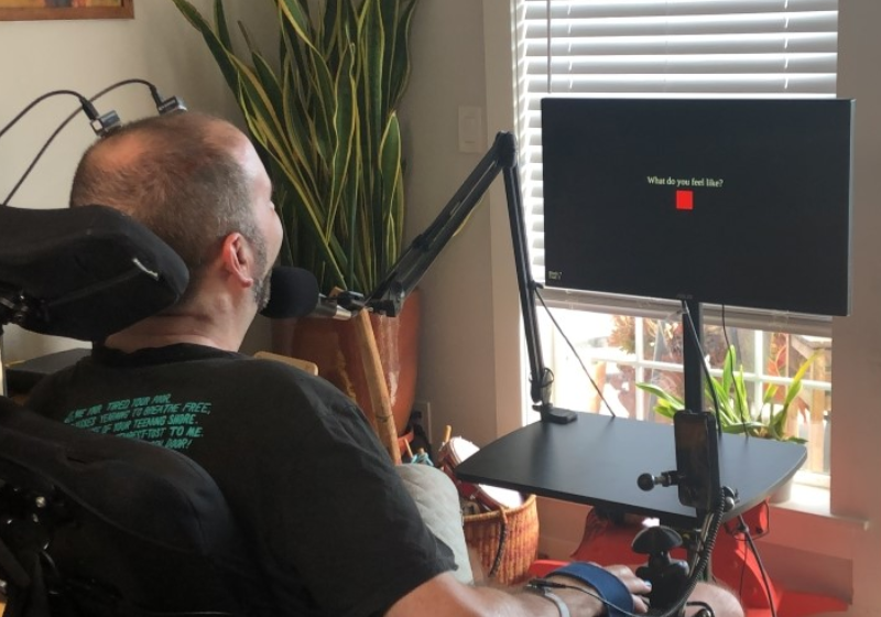 A nova tecnologia experimental, que implanta eletrodos no cérebro, ajuda um homem com diagnóstico de ELA a falar até cantar com a família. - Foto: Universidade da Califórnia