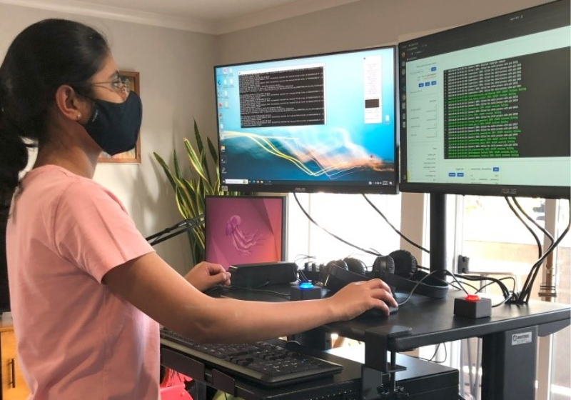 Pesquisadora faz testes com o sistema de tecnologia capaz que ajuda, por exemplo, um homem com diagnóstico de ELA a se comunicar. Foto: Universidade da Califórnia