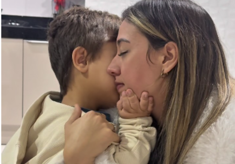 Vanny, a mãe, não segura a emoção ao receber o remédio caro que o filho, Mario Neto, precisa para tratar o nanismo. Gaúchos, eles moram em SC. - Foto: @vannysanttos23