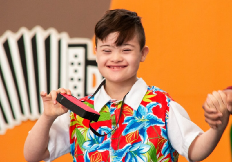 Pela primeira vez, Miguel, um menino com Síndrome de Down de SP, foi convidado para o aniversário de um amiguinho da escola. A mãe agradeceu emocionada. - Foto: @leticiamelocv