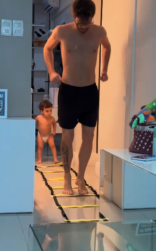 Será que temos aqui o futuro atacante da Seleção Brasileira? - Foto: @manucalomenii/Instagram