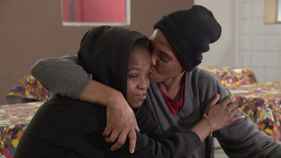 Mãe e flha viviam em situação de rua, mas uma reportagem ajudou no reencontro. - Foto: EPTV