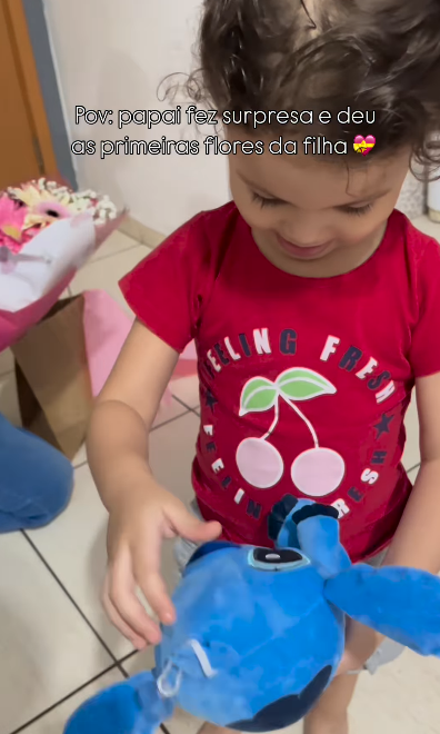 A menina também ganhou um Stitch. - Foto: @jheniferv_/Instagram