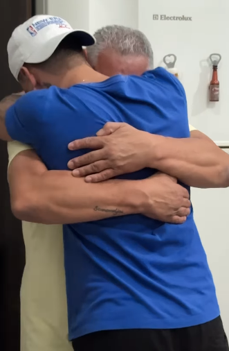 O avô ficou muito emocionado. Era o sonho dele ter um netinho. - Foto: @taalexandrino/Instagram