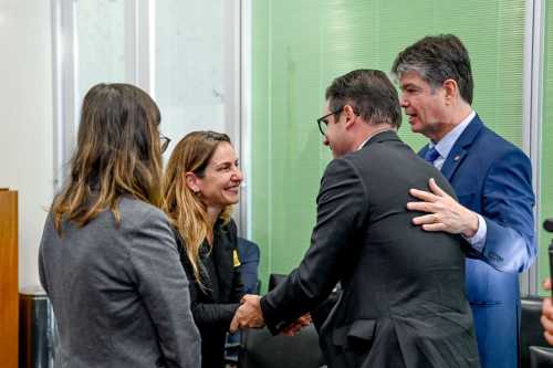 Antoniana, da Humane World for Animals, ao lado do presidente da Câmara, Hugo Motta, e do relator do PL, Ruy Carneiro, no dia da votação histórica - Foto: Arquivo pessoal