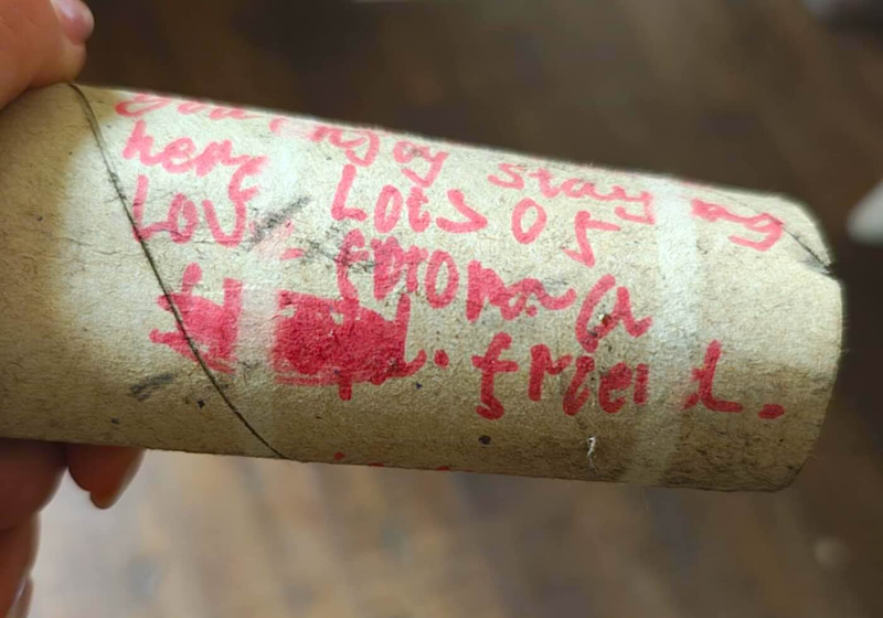 Durante uma reforma Charlotte encontrou o bilhete escrito num rolo de papel higiênico, em Nottingham, na Inglaterra. Ele foi escrito por uma menina há 35, que agora foi localizada. - Foto: Charlotte England-Black / SWNS