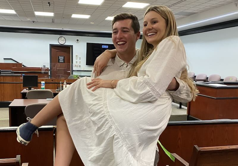 Mulher tem casamento mágico após dar carona a mochileiro jovem Maddy e Travis. A história de ma mulher que dá carona, se apaixona pelo mochileiro, eles se apaixonam e se casam, na Austrália. - Foto: arquivo pessoal