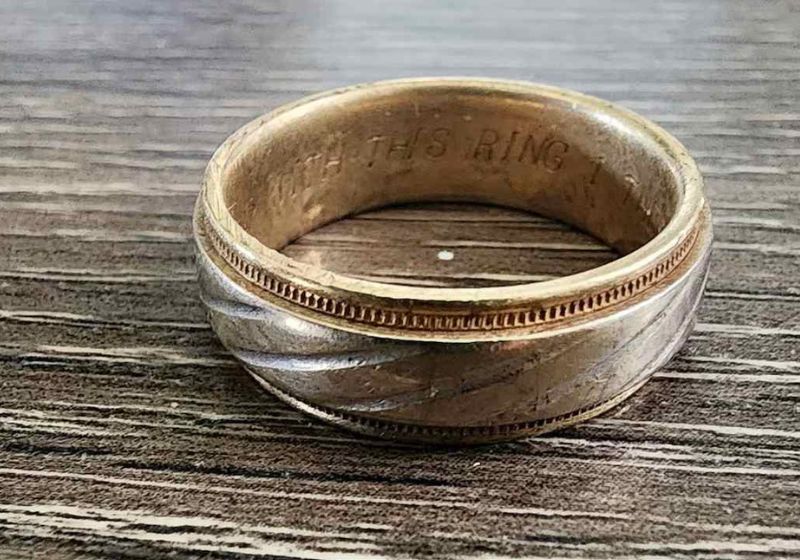 A aliança de casamento perdida há 15 anos foi encontrada e devolvida graças a um bilhete encontrado na fazenda onde ela desapareceu, na Virgínia (EUA). - Foto: Wayne Corprew