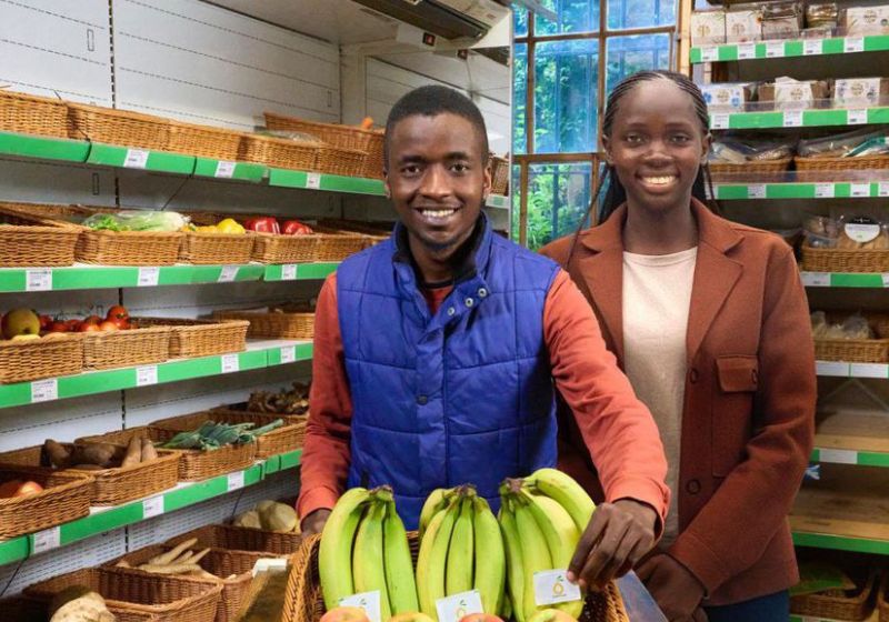 Os jovens inventores da Uganda, Samuel e Sandra, criaram o sachê natural que aumenta a vida útil de frutas em até 30 dias. - Foto: EPO
