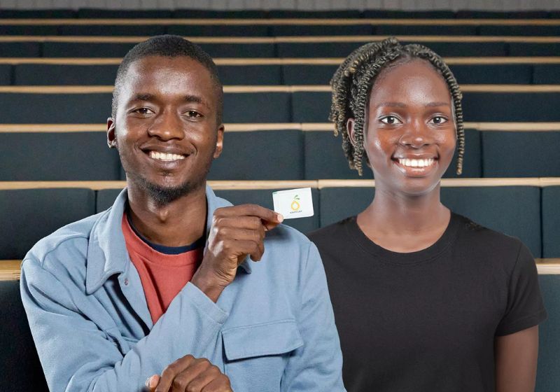 Os jovens inventores Samuel e Sandra, seguram o sachê natural que aumenta a vida útil de frutas em até 30 dias. - Foto: EPO