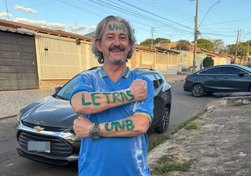 Rui, o carteiro idoso de Ceilândia (DF), foi aprovado na UnB aos 65 anos e a família preparou uma surpresa para contar a notícia boa a ele. - Foto: arquivo pessoal